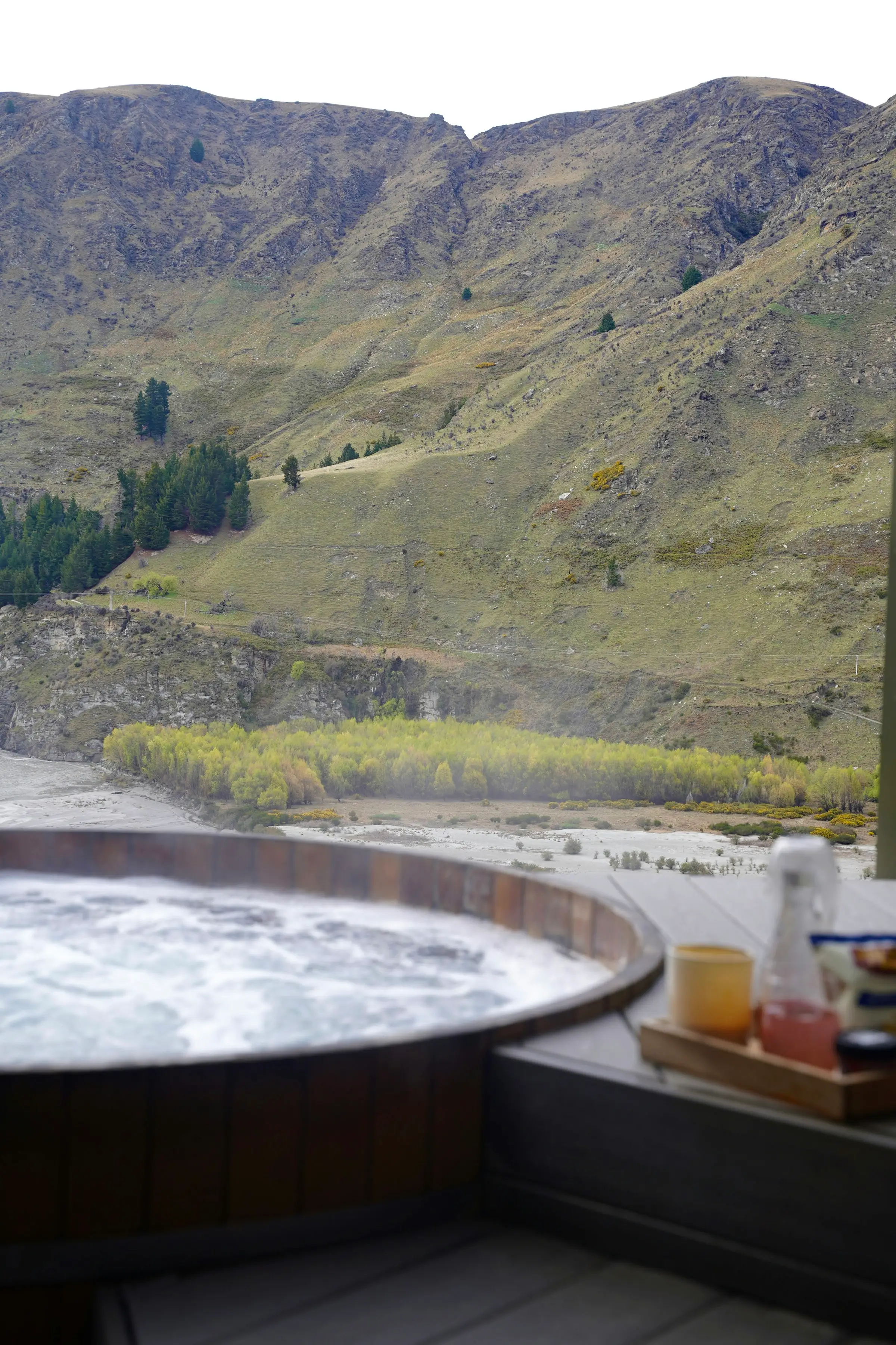 Jacuzzi al aire libre con vista a montañas verdes
